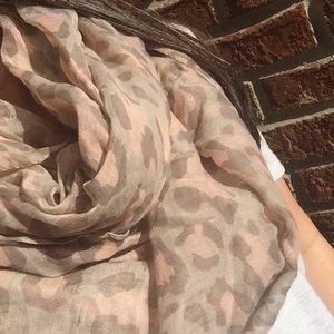Light colored cheetah print infinity scarf